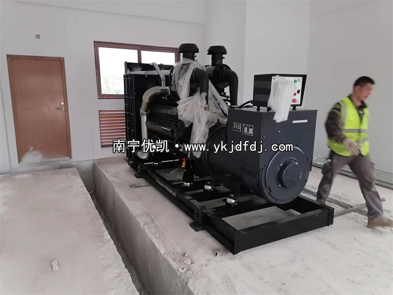 2023年2月20日，6臺上柴600kw柴油發(fā)電機(jī)組卸貨安裝中