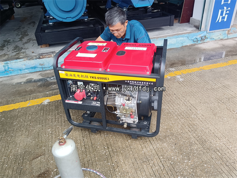 2024年5月19日，客戶到店自提一臺(tái)5KW等功率柴油發(fā)電機(jī)組